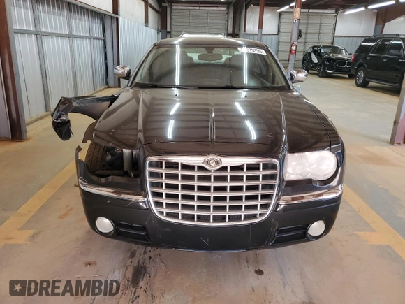 2005 Chrysler 300 C z VIN 2C3JA63H95H577428, wystawiony jako Copart lot #50975795 z przebiegiem 130 630 mil mil oraz Szkoda całkowita • Salvage title. Historia ofert i sprzedaży dostępna na DreamBid. Obrazek 5.