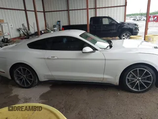 2019 Ford Mustang EcoBoost z VIN 1FA6P8TH1K5168795, wystawiony jako IAAI lot #42105634 z przebiegiem 61 480 mil mil oraz . Historia ofert i sprzedaży dostępna na DreamBid. Obrazek 13.