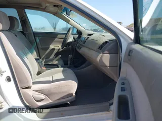 2002 Toyota Camry XLE z VIN 4T1BF32K22U032074, wystawiony jako IAAI lot #42153774 z przebiegiem 293 541 mil mil oraz . Historia ofert i sprzedaży dostępna na DreamBid. Obrazek 5.