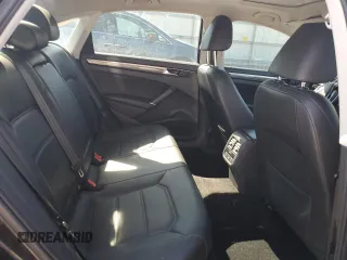 2018 Volkswagen Passat SE z VIN 1VWBA7A33JC032736, wystawiony jako Copart lot #48793675 z przebiegiem 171 726 mil mil oraz Szkoda całkowita • Salvage title. Historia ofert i sprzedaży dostępna na DreamBid. Obrazek 10.