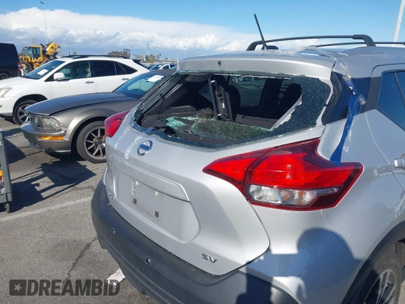 2020 Nissan Kicks SV z VIN 3N1CP5CV6LL573962, wystawiony jako IAAI lot #41783534 z przebiegiem 32 247 mil mil oraz . Historia ofert i sprzedaży dostępna na DreamBid. Obrazek 6.