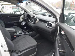2016 Kia Sorento LX z VIN 5XYPGDA56GG094546, wystawiony jako IAAI lot #42104445 z przebiegiem 153 278 mil mil oraz . Historia ofert i sprzedaży dostępna na DreamBid. Obrazek 5.