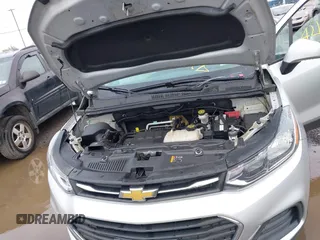 2020 Chevrolet Trax LS z VIN KL7CJKSB3LB310265, wystawiony jako IAAI lot #42158650 z przebiegiem 56 002 mil mil oraz . Historia ofert i sprzedaży dostępna na DreamBid. Obrazek 10.