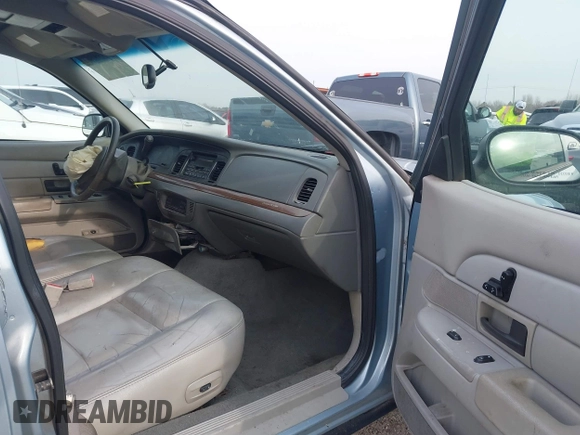 2003 Ford Crown Victoria LX z VIN 2FAFP74W83X180076, wystawiony jako IAAI lot #41744980 z przebiegiem 254 465 mil mil oraz . Historia ofert i sprzedaży dostępna na DreamBid. Obrazek 5.