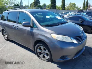 2015 Toyota Sienna LE AAS с VIN 5TDKK3DC3FS569925, выставлен на аукционе IAAI как лот 42217806 с пробегом 129 879 миль миль и . История ставок и продаж доступна на DreamBid. Изображение 1.