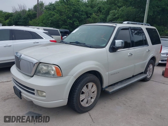 2006 Lincoln Navigator Luxury z VIN 5LMFU27536LJ11833, wystawiony jako IAAI lot #42377770 z przebiegiem 171 885 mil mil oraz . Historia ofert i sprzedaży dostępna na DreamBid. Obrazek 2.