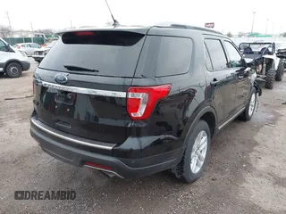 2018 Ford Explorer XLT z VIN 1FM5K7D8XJGA19202, wystawiony jako IAAI lot #41211513 z przebiegiem 120 407 mil mil oraz . Historia ofert i sprzedaży dostępna na DreamBid. Obrazek 4.