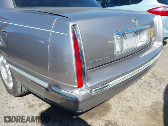 1998 Cadillac DeVille z VIN 1G6KD54Y4WU800220, wystawiony jako IAAI lot #41818035 z przebiegiem 121 555 mil mil oraz . Historia ofert i sprzedaży dostępna na DreamBid. Obrazek 6.