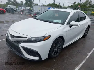 2023 Toyota Camry SE z VIN 4T1G11AK4PU738724, wystawiony jako IAAI lot #42123044 z przebiegiem 58 659 mil mil oraz . Historia ofert i sprzedaży dostępna na DreamBid. Obrazek 2.