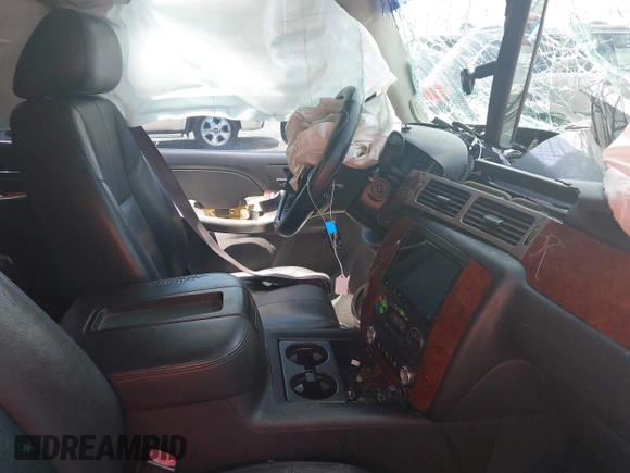 2013 Chevrolet Tahoe LT z VIN 1GNSCBE09DR366696, wystawiony jako IAAI lot #42201250 z przebiegiem 199 105 mil mil oraz . Historia ofert i sprzedaży dostępna na DreamBid. Obrazek 5.