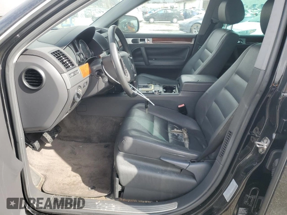 2005 Volkswagen Touareg z VIN WVGZG77LX5D063808, wystawiony jako Copart lot #44457935 z przebiegiem 172 252 mil mil oraz Czysty tytuł • Clean title. Historia ofert i sprzedaży dostępna na DreamBid. Obrazek 7.