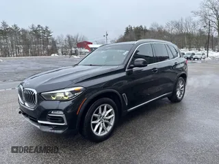 2021 BMW X5 sDrive40i z VIN 5UXCR4C04M9G59370, wystawiony jako IAAI lot #41592538 z przebiegiem 132 083 mil mil oraz . Historia ofert i sprzedaży dostępna na DreamBid. Obrazek 2.