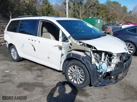 2016 Toyota Sienna XLE with VIN 5TDYK3DC4GS757607, listed as a IAAI auction lot 41749568 with 138,237 mi miles. Bid and sale history available at carsss.com. Image 1.