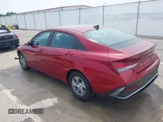 2024 Hyundai Elantra SE z VIN KMHLL4DG3RU824076, wystawiony jako IAAI lot #42471521 z przebiegiem 2 359 mil mil oraz . Historia ofert i sprzedaży dostępna na DreamBid. Obrazek 3.