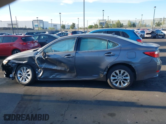 2013 Lexus ES 300h z VIN JTHBW1GG3D2015178, wystawiony jako IAAI lot #42045484 z przebiegiem 104 301 mil mil oraz . Historia ofert i sprzedaży dostępna na DreamBid. Obrazek 14.