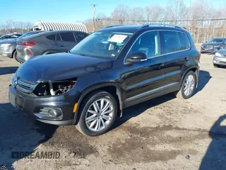 2014 Volkswagen Tiguan S z VIN WVGBV3AX4EW581302, wystawiony jako IAAI lot #41033175 z przebiegiem 69 791 mil mil oraz . Historia ofert i sprzedaży dostępna na DreamBid. Obrazek 2.