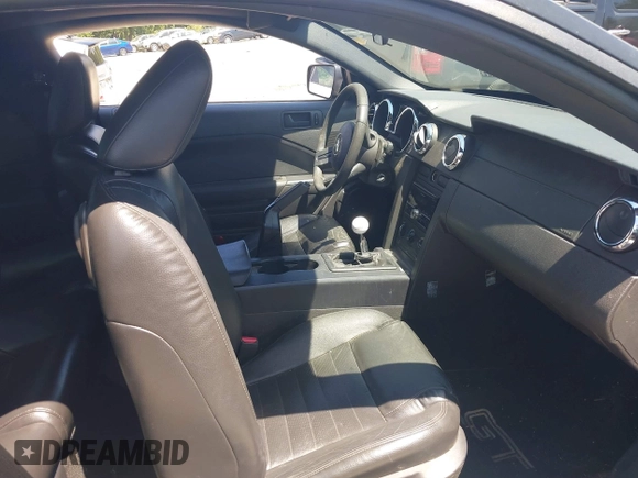 2005 Ford Mustang GT Deluxe z VIN 1ZVFT82H255119937, wystawiony jako IAAI lot #42342433 z przebiegiem 149 435 mil mil oraz . Historia ofert i sprzedaży dostępna na DreamBid. Obrazek 5.