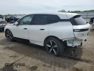 2022 BMW iX xDrive50 z VIN WB523CF02NCK56120, wystawiony jako Copart lot #52368874 z przebiegiem Nie podano mil oraz . Historia ofert i sprzedaży dostępna na DreamBid. Obrazek 2.