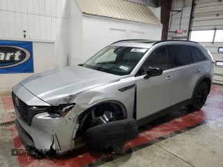2025 Mazda CX-90 Premium Sport z VIN JM3KKCHD8S1223029, wystawiony jako Copart lot #57790265 z przebiegiem 3817 mil mil oraz Tytuł czysty. Historia ofert i sprzedaży dostępna na DreamBid. Obrazek 1.