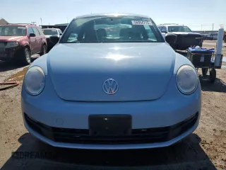 2015 Volkswagen Beetle Fleet Edition z VIN 3VWF17AT5FM640071, wystawiony jako Copart lot #56054715 z przebiegiem 138 539 mil mil oraz Szkoda całkowita • Salvage title. Historia ofert i sprzedaży dostępna na DreamBid. Obrazek 5.