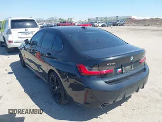 2024 BMW 3 Series 330i z VIN 3MW69FF05R8E87402, wystawiony jako IAAI lot #41973084 z przebiegiem 3 529 mil mil oraz . Historia ofert i sprzedaży dostępna na DreamBid. Obrazek 3.