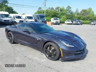 2015 Chevrolet Corvette 1LT z VIN 1G1YB2D74F5103152, wystawiony jako IAAI lot #42206302 z przebiegiem 50 260 mil mil oraz . Historia ofert i sprzedaży dostępna na DreamBid. Obrazek 1.