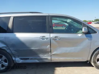 2019 Toyota Sienna LE Auto Access Seat z VIN 5TDKZ3DC1KS966037, wystawiony jako IAAI lot #41972610 z przebiegiem 59 585 mil mil oraz . Historia ofert i sprzedaży dostępna na DreamBid. Obrazek 14.