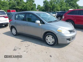 2011 Nissan Versa S z VIN 3N1BC1CP8BL420449, wystawiony jako IAAI lot #42485134 z przebiegiem 203 436 mil mil oraz . Historia ofert i sprzedaży dostępna na DreamBid. Obrazek 1.