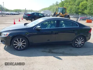 2018 Volvo S60 Inscription z VIN LYV402HK9JB167612, wystawiony jako IAAI lot #42076803 z przebiegiem 67 153 mil mil oraz . Historia ofert i sprzedaży dostępna na DreamBid. Obrazek 15.