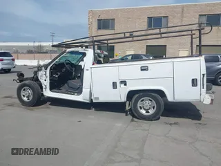 1999 Chevrolet Silverado 2500 z VIN 1GBGC24U2XE246595, wystawiony jako IAAI lot #41865596 z przebiegiem Nie podano mil oraz . Historia ofert i sprzedaży dostępna na DreamBid. Obrazek 15.