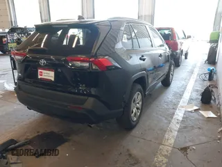 2021 Toyota RAV4 LE z VIN 2T3G1RFV9MC250665, wystawiony jako IAAI lot #42138232 z przebiegiem 40 574 mil mil oraz . Historia ofert i sprzedaży dostępna na DreamBid. Obrazek 4.