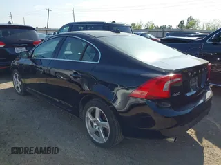 2013 Volvo S60 T5 Premier z VIN YV1612FS8D2191148, wystawiony jako IAAI lot #41866362 z przebiegiem 200 847 mil mil oraz . Historia ofert i sprzedaży dostępna na DreamBid. Obrazek 3.