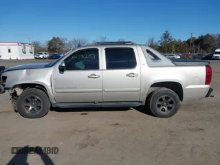 2007 Chevrolet Avalanche 3LT z VIN 3GNFK12397G125450, wystawiony jako IAAI lot #41576637 z przebiegiem 170 924 mil mil oraz . Historia ofert i sprzedaży dostępna na DreamBid. Obrazek 15.