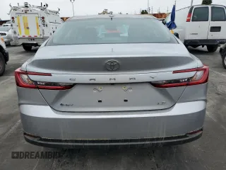 2025 Toyota Camry LE z VIN 4T1DAACK0SU073104, wystawiony jako Copart lot #51095855 z przebiegiem 10 976 mil mil oraz Szkoda całkowita • Salvage title. Historia ofert i sprzedaży dostępna na DreamBid. Obrazek 6.