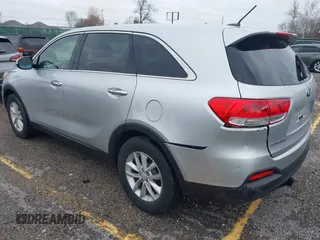 2018 Kia Sorento LX z VIN 5XYPG4A34JG378652, wystawiony jako IAAI lot #41802804 z przebiegiem 178 369 mil mil oraz . Historia ofert i sprzedaży dostępna na DreamBid. Obrazek 3.