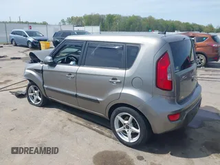 2013 Kia Soul + z VIN KNDJT2A63D7607176, wystawiony jako IAAI lot #42106454 z przebiegiem 130 814 mil mil oraz . Historia ofert i sprzedaży dostępna na DreamBid. Obrazek 3.