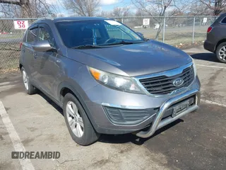 2011 Kia Sportage LX z VIN KNDPBCA24B7041803, wystawiony jako IAAI lot #41824637 z przebiegiem 127 457 mil mil oraz . Historia ofert i sprzedaży dostępna na DreamBid. Obrazek 1.