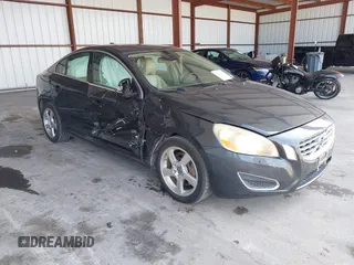 2013 Volvo S60 T5 Premier z VIN YV1612FS0D1216596, wystawiony jako IAAI lot #42311635 z przebiegiem 125 512 mil mil oraz . Historia ofert i sprzedaży dostępna na DreamBid. Obrazek 1.