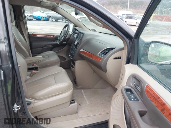 2014 Chrysler Town & Country Touring with VIN 2C4RC1BG4ER469409, listed as a IAAI auction lot 41919315 with 135,894 mi miles. Bid and sale history available at carsss.com. Image 5.