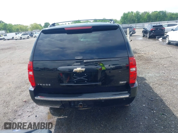 2009 Chevrolet Tahoe LTZ z VIN 1GNFK33059R297641, wystawiony jako IAAI lot #42099230 z przebiegiem 226 402 mil mil oraz . Historia ofert i sprzedaży dostępna na DreamBid. Obrazek 16.
