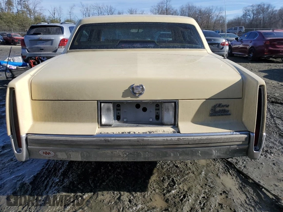 1990 Cadillac DeVille z VIN 1G6CD5333L4256377, wystawiony jako Copart lot #42613635 z przebiegiem 136 754 mil mil oraz Szkoda całkowita • Salvage title. Historia ofert i sprzedaży dostępna na DreamBid. Obrazek 6.