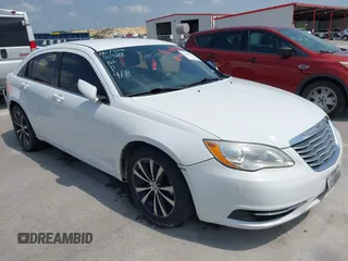 2014 Chrysler 200 LX z VIN 1C3CCBAB3EN207688, wystawiony jako IAAI lot #42086295 z przebiegiem 137 547 mil mil oraz . Historia ofert i sprzedaży dostępna na DreamBid. Obrazek 1.