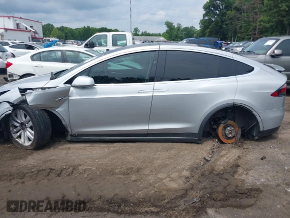 2016 Tesla Model X 70D z VIN 5YJXCAE25GF022898, wystawiony jako IAAI lot #39945988 z przebiegiem Nie podano mil oraz . Historia ofert i sprzedaży dostępna na DreamBid. Obrazek 13.