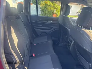 2024 Jeep Grand Cherokee Laredo X z VIN 1C4RJGAG6RC707897, wystawiony jako Copart lot #61268955 z przebiegiem 50 611 mil mil oraz Czysty tytuł • Clean title. Historia ofert i sprzedaży dostępna na DreamBid. Obrazek 6.
