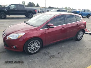 2014 Ford Focus Titanium z VIN 1FADP3N25EL118551, wystawiony jako Copart lot #59814515 z przebiegiem 160 813 mil mil oraz Szkoda całkowita • Salvage title. Historia ofert i sprzedaży dostępna na DreamBid. Obrazek 1.
