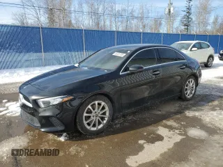 2021 Mercedes-Benz A 220 z VIN W1K3G4FB8MJ315403, wystawiony jako Copart lot #46233705 z przebiegiem 98 035 mil mil oraz Szkoda całkowita • Salvage title. Historia ofert i sprzedaży dostępna na DreamBid. Obrazek 1.