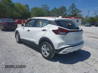 2023 Nissan Kicks S z VIN 3N1CP5BV1PL529911, wystawiony jako IAAI lot #41929559 z przebiegiem 24 060 mil mil oraz . Historia ofert i sprzedaży dostępna na DreamBid. Obrazek 3.