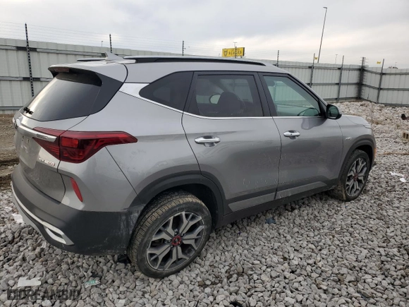 2021 Kia Seltos SX with VIN KNDETCA28M7156315, listed as a Copart auction lot 84033414 with 41,468 mi miles and Salvage Title. Bid and sale history available at carsss.com. Image 3.
