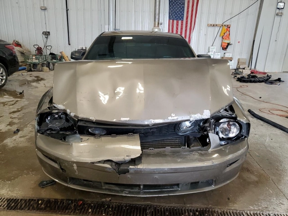 2005 Ford Mustang GT Deluxe z VIN 1ZVHT82H555100792, wystawiony jako Copart lot #57918045 z przebiegiem 130 677 mil mil oraz Czysty tytuł • Clean title. Historia ofert i sprzedaży dostępna na DreamBid. Obrazek 5.