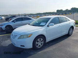 2007 Toyota Camry CE z VIN 4T1BE46K27U670867, wystawiony jako IAAI lot #42398921 z przebiegiem 142 655 mil mil oraz . Historia ofert i sprzedaży dostępna na DreamBid. Obrazek 2.